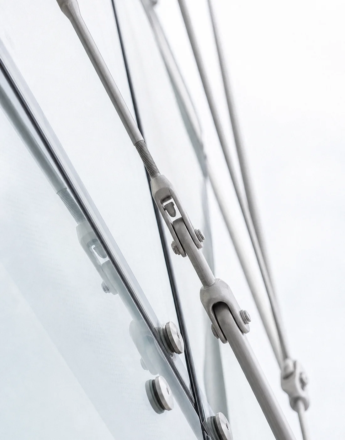 Detalle de un sistema de tensión en un velero, con cables y piezas de acero conectadas